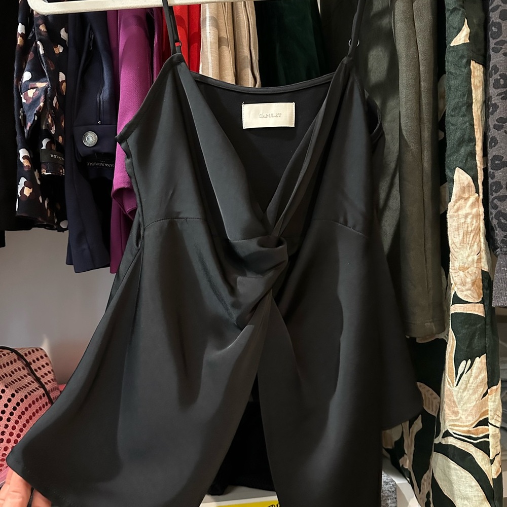 Capulet Classic Black Top